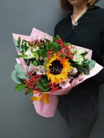 Букет с подсолнухом, альстромериями и ягодами