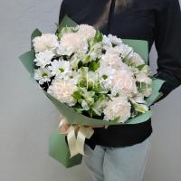 Фото "Тайная магия" светлый букет с альстромериями, хризантемой и гвоздиками