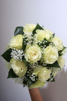 Букет невесты из белых роз с доставкой в Челябинске и Магнитогорске