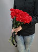 Траурный букет из 30 красных гвоздик