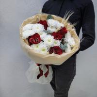Букет с красными розами и кустовыми хризантемами
