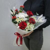 Букет в красно-белой гамме с красными розами