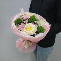 Букет с розами, альстромериями и ромашками сантини