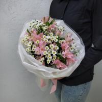 Букет из ромашек сантини и альстромерий