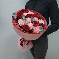 Букет с красными розами, гвоздиками и эвкалиптом