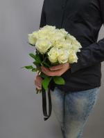 Траурный букет из 24 белых мини роз