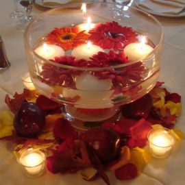 Цветочные композиции со свечами на столы гостей
