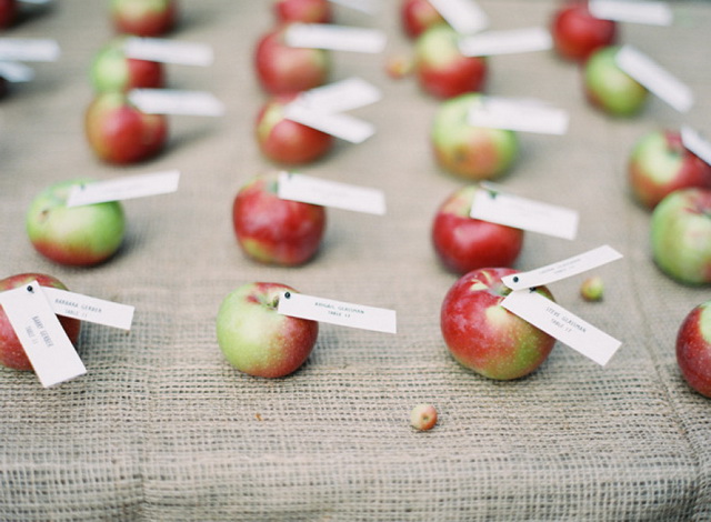Яблочное оформление осенней свадьбы