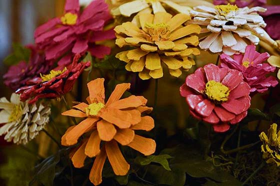 Декоративные цветы из шишек