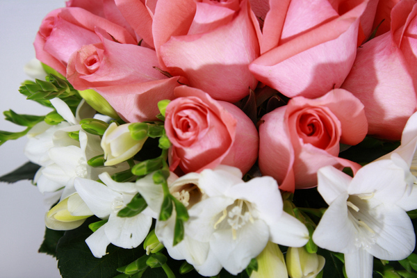 Букет невесты из роз и фрезий