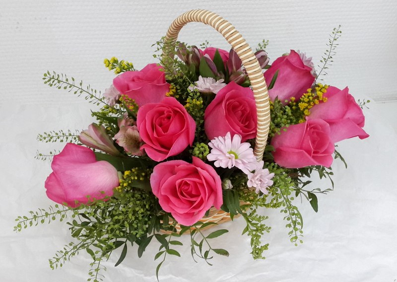 Цветочная композиция из роз в корзинке