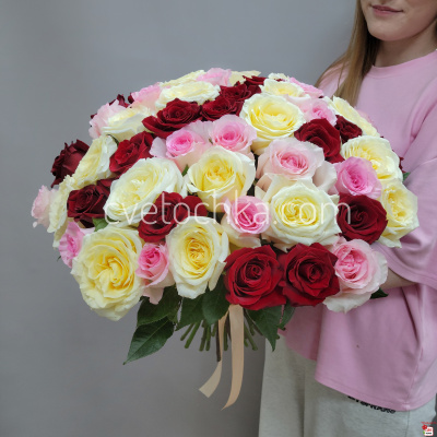 Букет из 51 розы Эквадор 50 см микс бордовых, нежно-розовых и сливочных роз с доставкой в Челябинске 