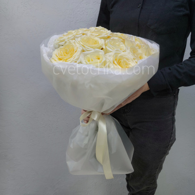 15 сливочных роз