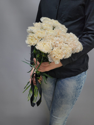 Траурный букет из 24 гвоздик. Цвет на выбор