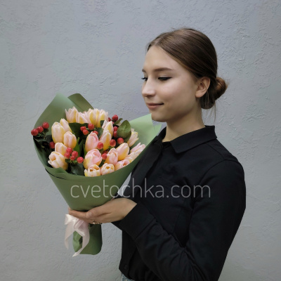 Акция 25 тюльпанов с гиперикумом