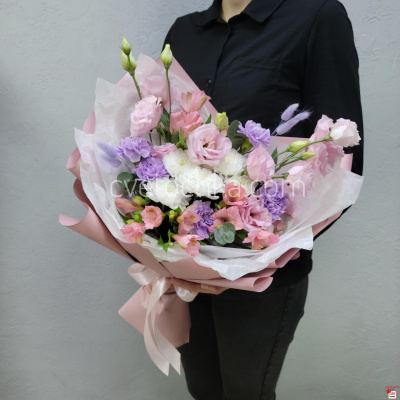 Букет в нежной гамме с эустомой и лунными гвоздиками с доставкой в Челябинске