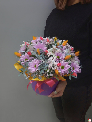Яркая композиция из хризантем, альстромерий и сухоцветов