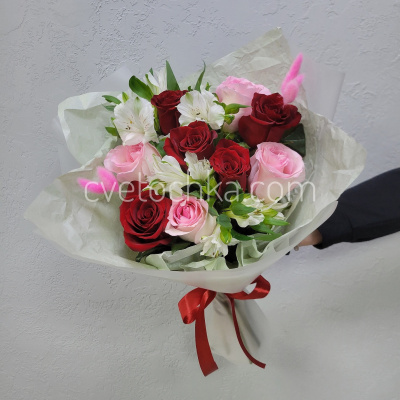 "Легкий флирт" букет с розами и альстромериями