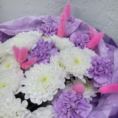 "Пушинка" стойкий букет с хризантемами и гвоздиками 