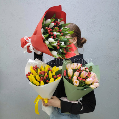 Акция 25 тюльпанов с гиперикумом