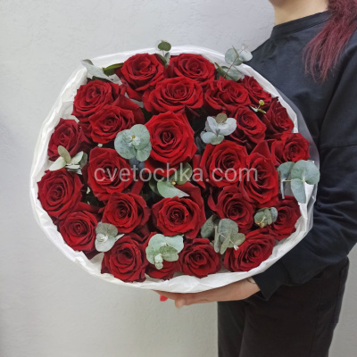 Букет из 25 красных роз с эвкалиптом