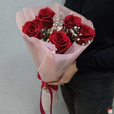 Букет из бордовых роз Эквадор 60 см с гипсофилой с доставкой в Челябинске 