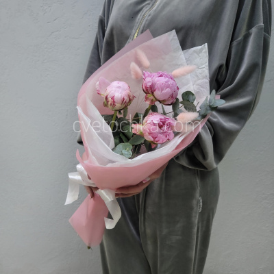 Букет-комплимент из пионов
