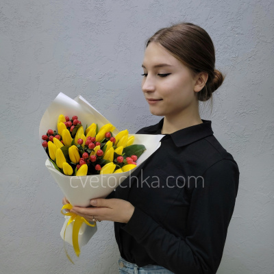 Акция 25 тюльпанов с гиперикумом