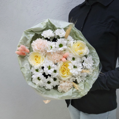 "Теплые объятия" нежный букет с розами, хризантемами и гвоздиками 