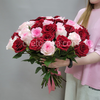 Букет из 51 розы Эквадор 50 см микс бордовых и нежно-розовых