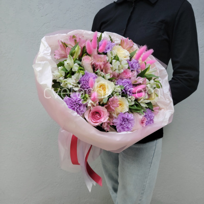 "Неповторимый миг" элегантный букет с розами, альстромериями и гвоздиками 