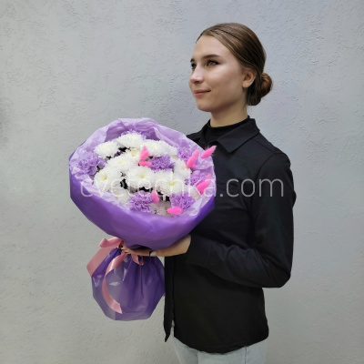 "Пушинка" стойкий букет с хризантемами и гвоздиками 