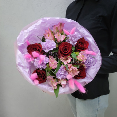 "Соблазн" букет с красными розами, альстромериями и гвоздиками