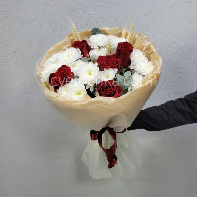 "Симпатия" букет с красными розами и кустовыми хризантемами
