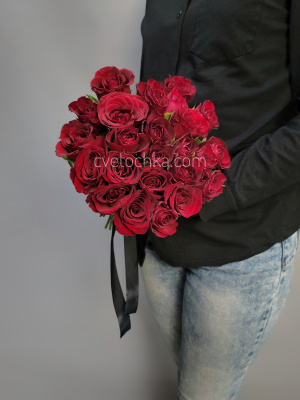 Траурный букет из 24 бордовых мини роз