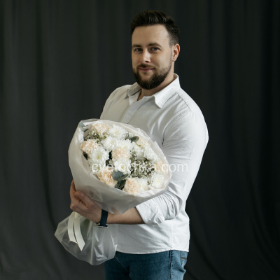 "Тайна" нежный букет в бело-кремовой гамме