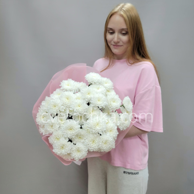 Букет из 7 белых махровых кустовых хризантем