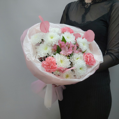 "Лапочка" букет из кустовых хризантем, с гвоздиками и альстромерией