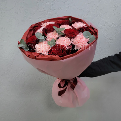 "Леди" букет с красными розами и гвоздиками