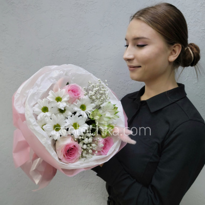 "Флер" нежный букет с розами, хризантемой и альстромериями
