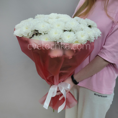 Букет из 11 белых махровых кустовых хризантем