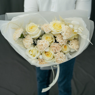 "Бейлис" кремовый букет с розами и гвоздиками