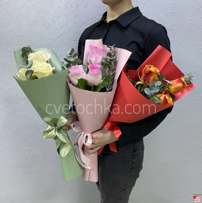 Букет из трех роз с эвкалиптом с доставкой в Челябинске
