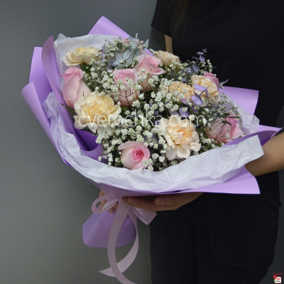 Нежный букет из роз, гвоздик и гипсофилы с доставкой в Челябинске