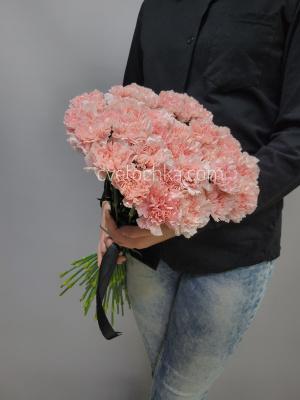 Траурный букет из 34 гвоздик. Цвет на выбор