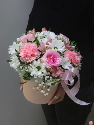 Композиция в шляпной коробке из хризантем, роз и альстромерий