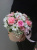Композиция в шляпной коробке из хризантем, роз и альстромерий