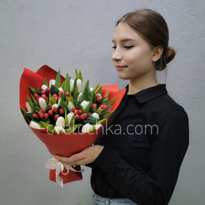 Акция 25 тюльпанов с гиперикумом