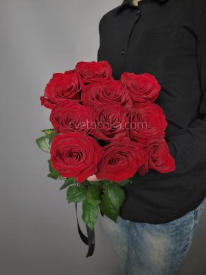Траурный букет из 10 бордовых роз