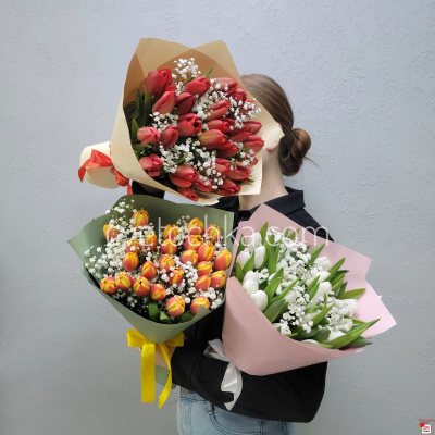 Букет из тюльпанов с гипсофилой с доставкой в Челябинске